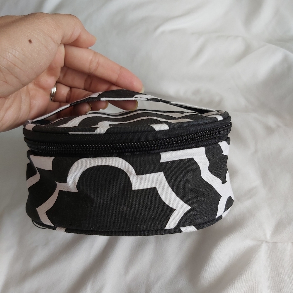 Travel jewellery case round with top handle